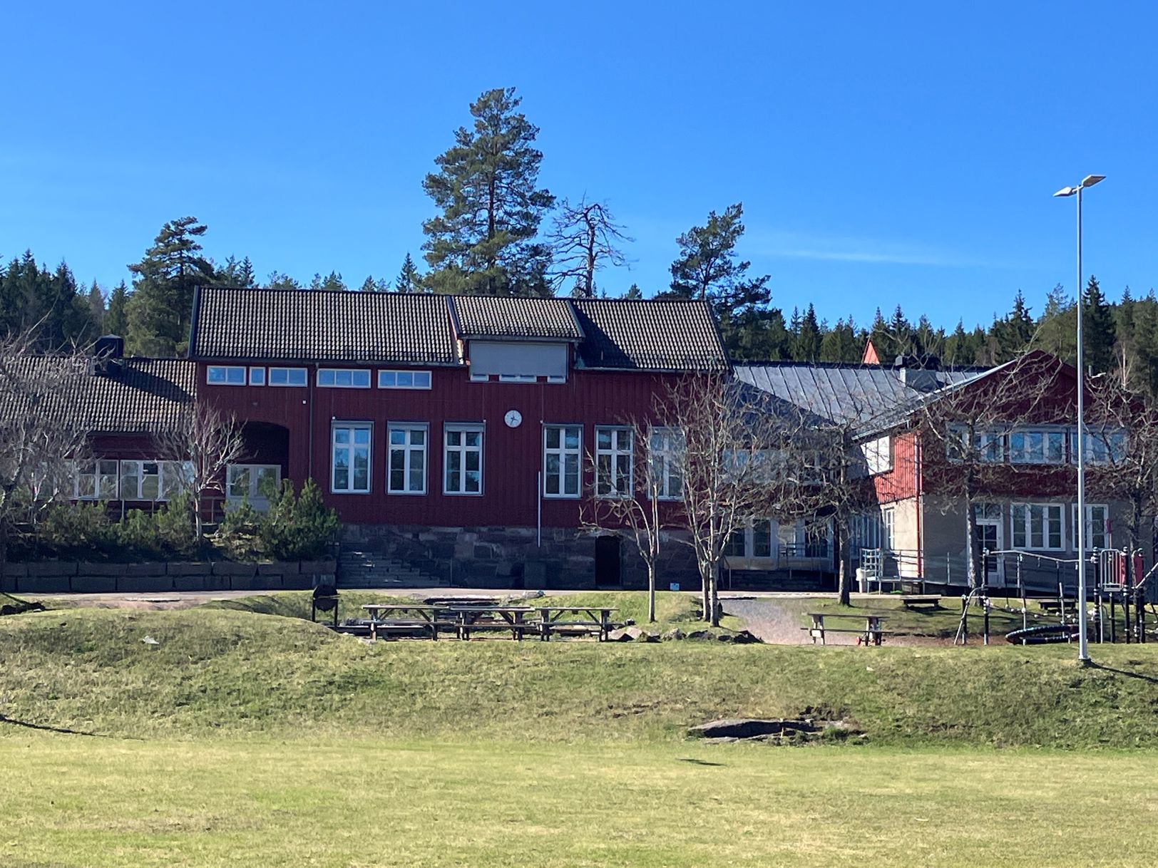 en stor murbygning med en plen foran