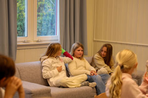 en gruppe mennesker som sitter i en sofa