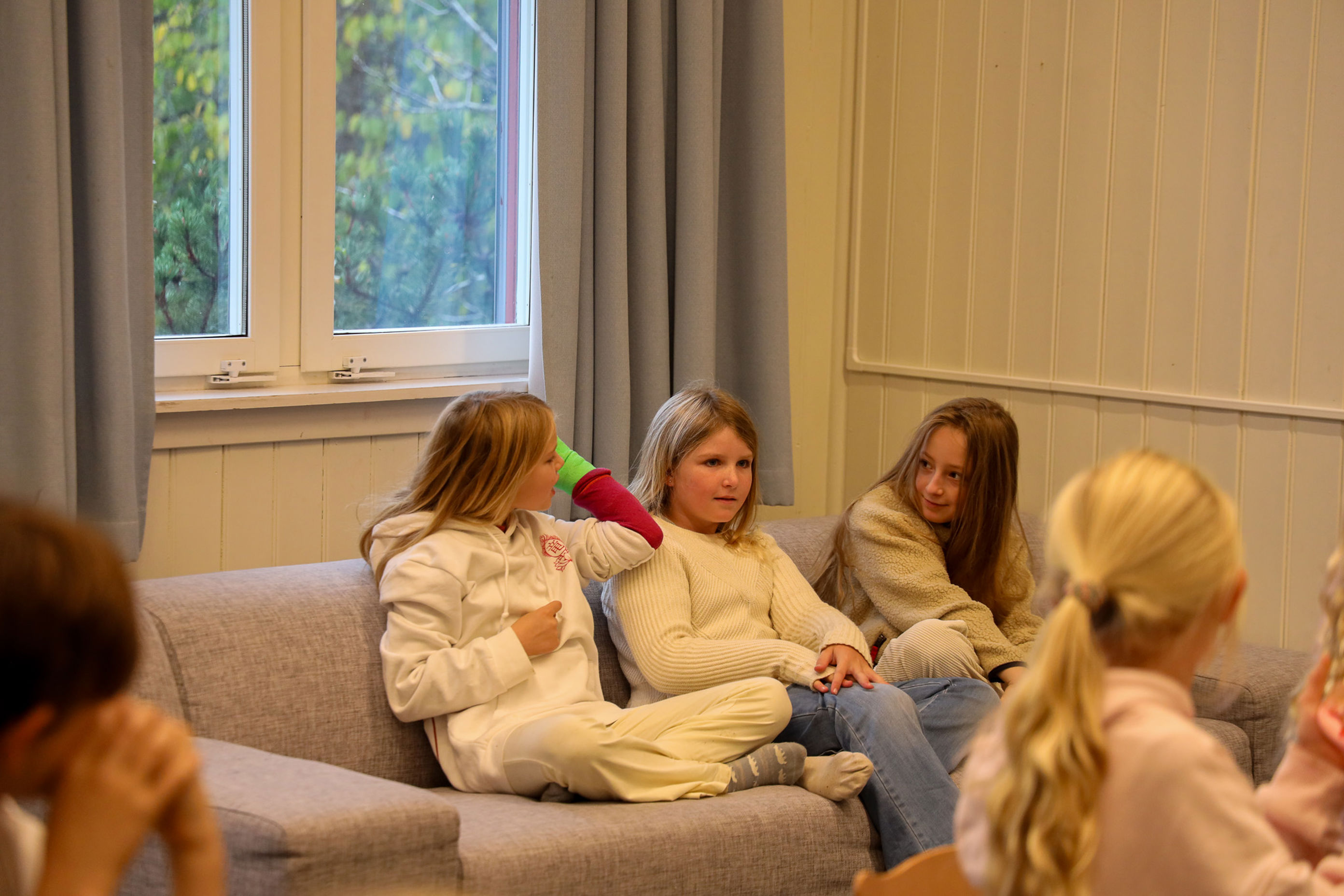 en gruppe mennesker som sitter i en sofa en gruppe mennesker som sitter i en sofa