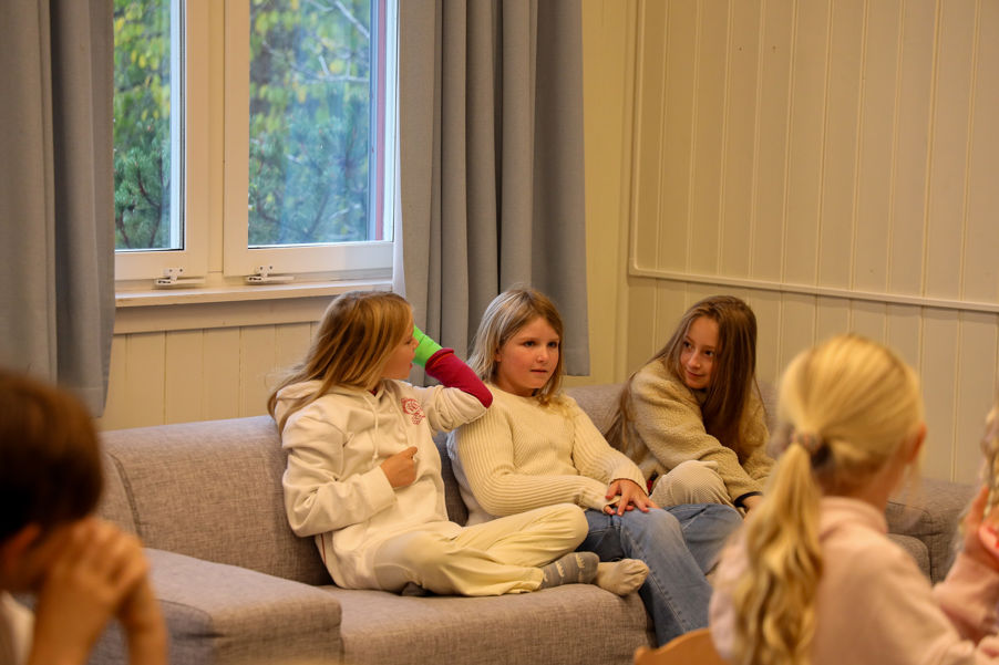 en gruppe mennesker som sitter i en sofa en gruppe mennesker som sitter i en sofa