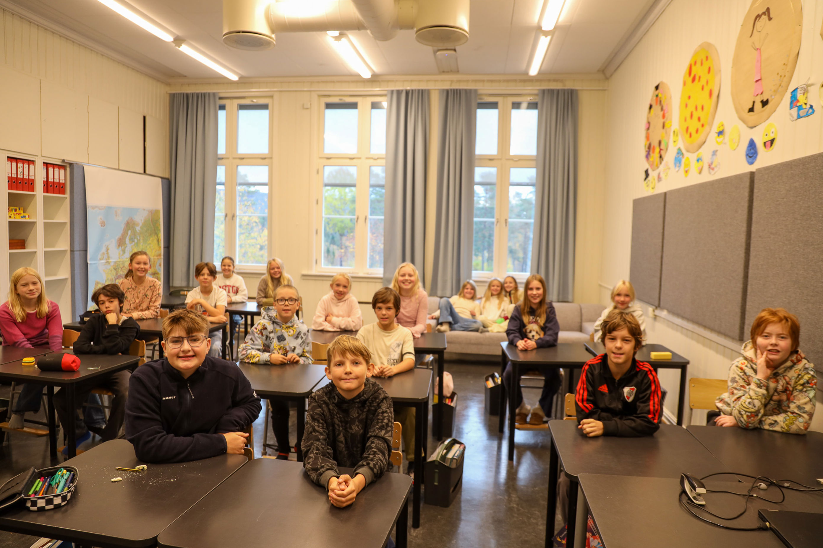 en gruppe mennesker som sitter i et klasserom en gruppe mennesker som sitter i et klasserom