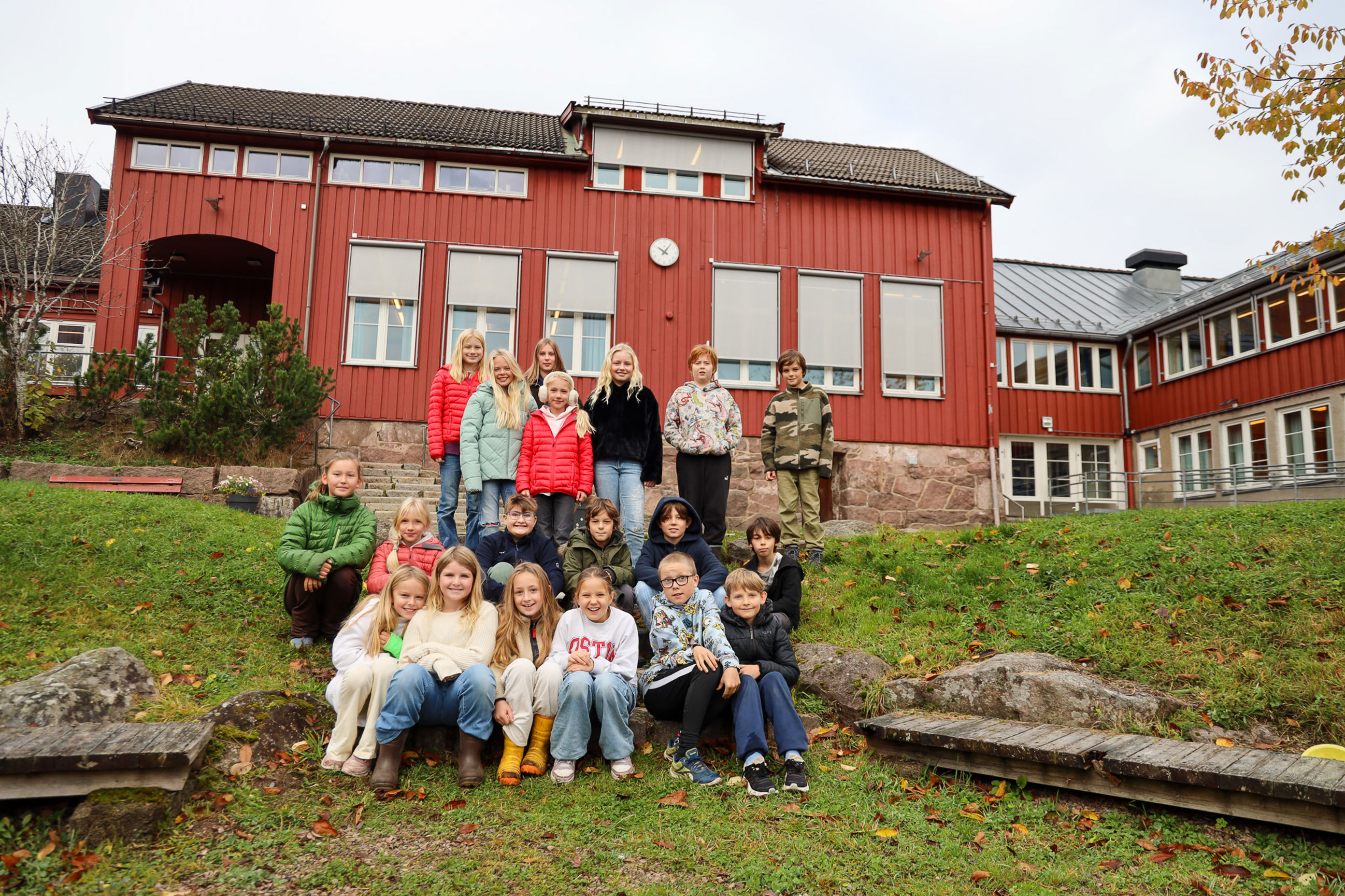 en gruppe mennesker som poserer for et bilde foran en bygning en gruppe mennesker som poserer for et bilde foran en bygning