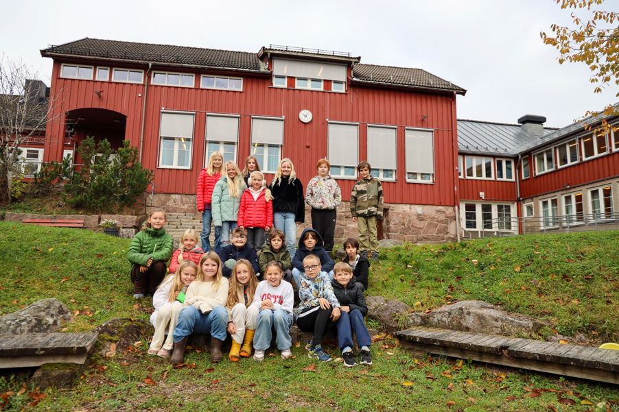 en gruppe mennesker som poserer for et bilde foran en bygning en gruppe mennesker som poserer for et bilde foran en bygning