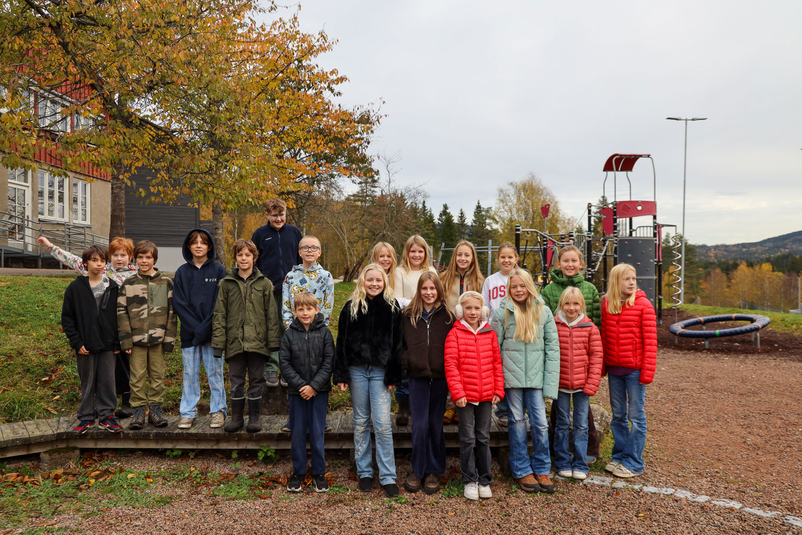 en gruppe mennesker som poserer for et bilde en gruppe mennesker som poserer for et bilde