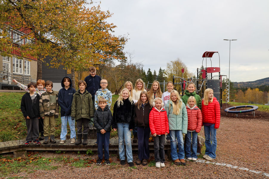 en gruppe mennesker som poserer for et bilde en gruppe mennesker som poserer for et bilde
