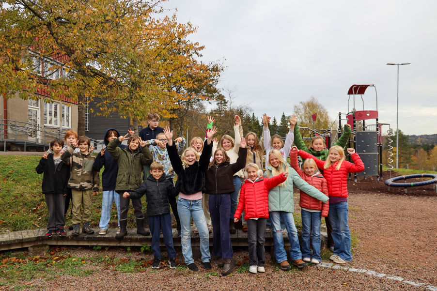 en gruppe mennesker som poserer for et bilde en gruppe mennesker som poserer for et bilde