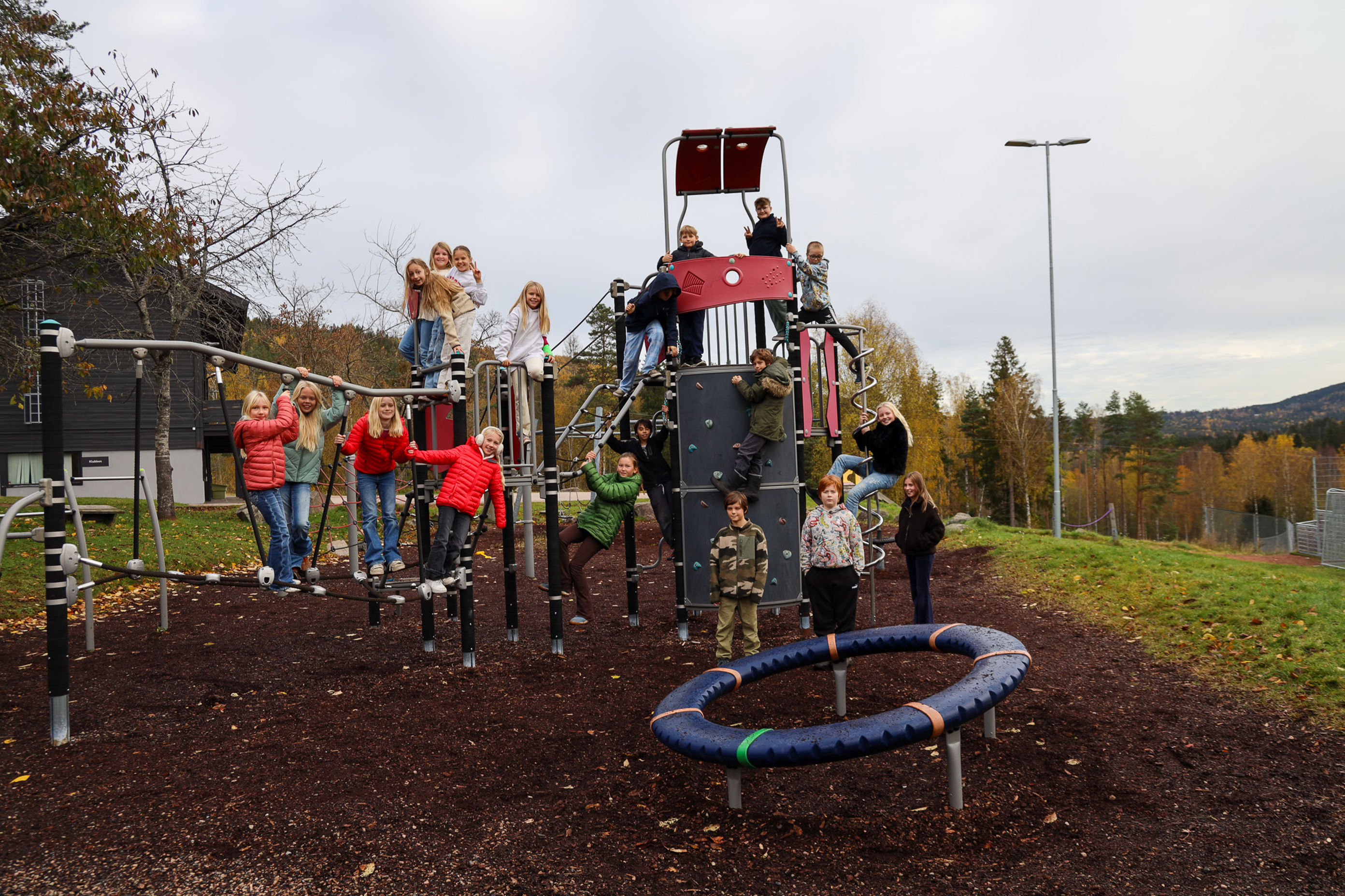 en gruppe mennesker på en lekeplass en gruppe mennesker på en lekeplass