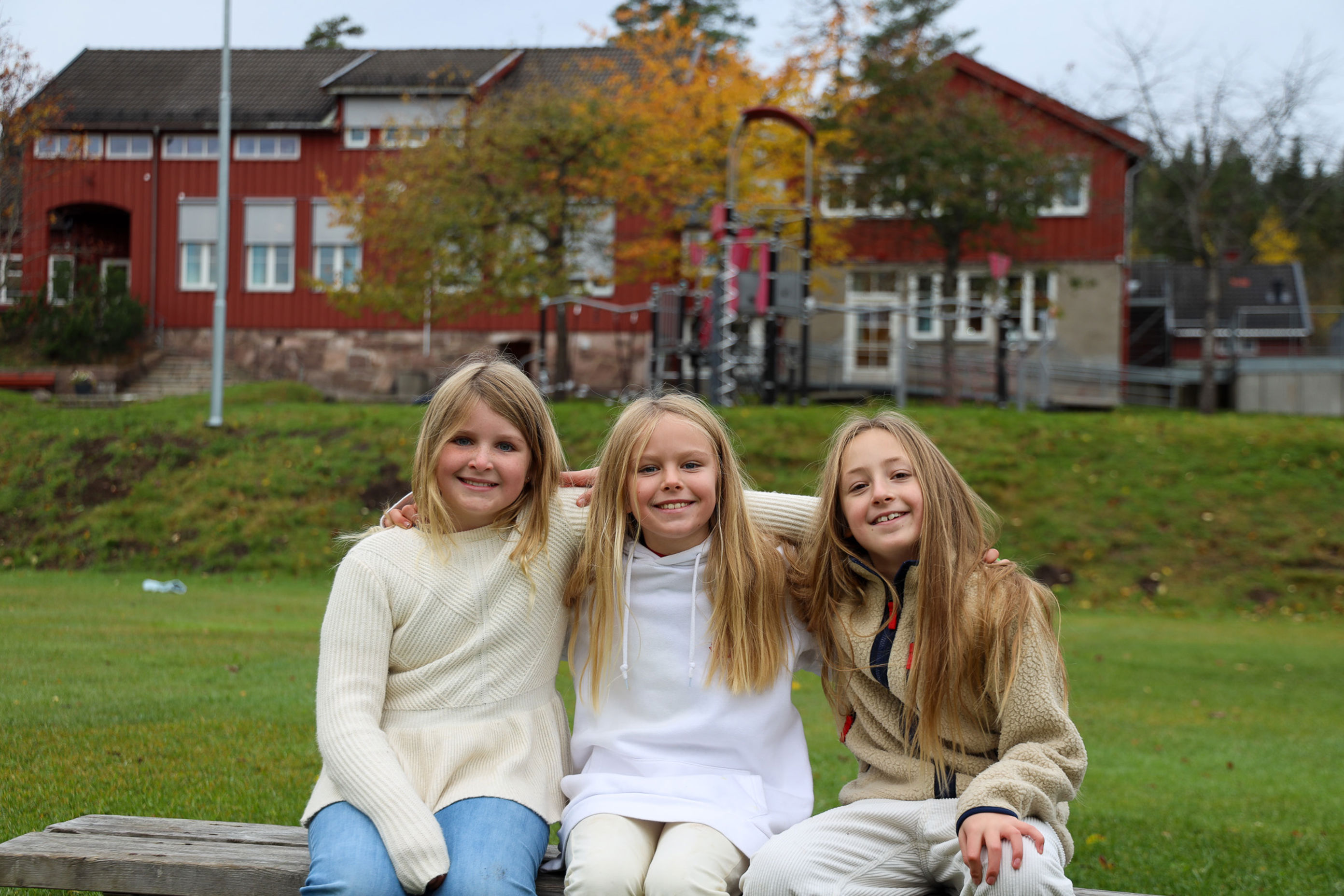 en gruppe barnr som sitter på en benk i en park en gruppe barnr som sitter på en benk i en park
