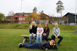 en gruppe mennesker som sitter på en benk i en park