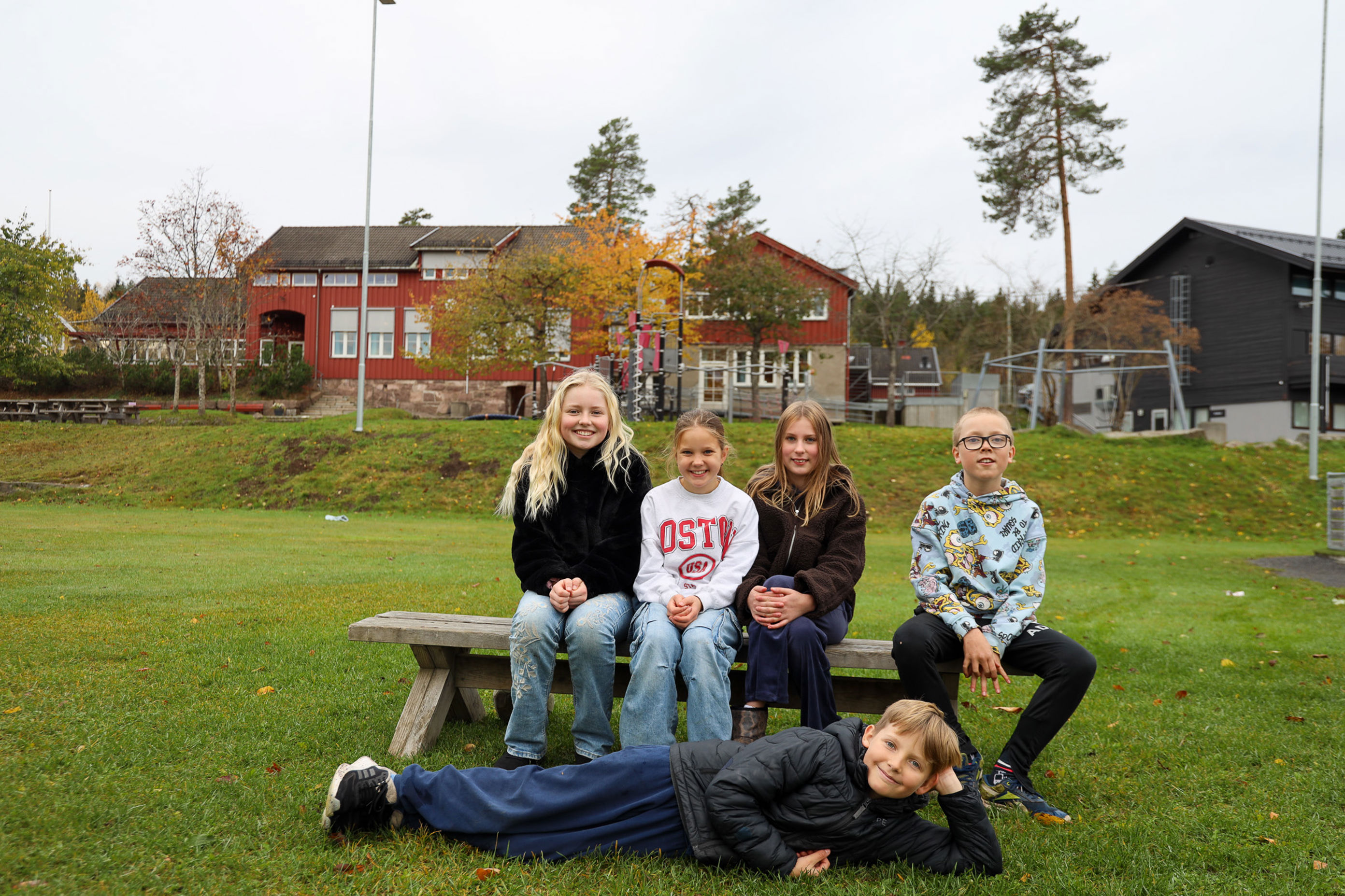 en gruppe mennesker som sitter på en benk i en park en gruppe mennesker som sitter på en benk i en park