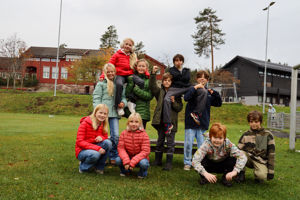 en gruppe mennesker som poserer for et bilde
