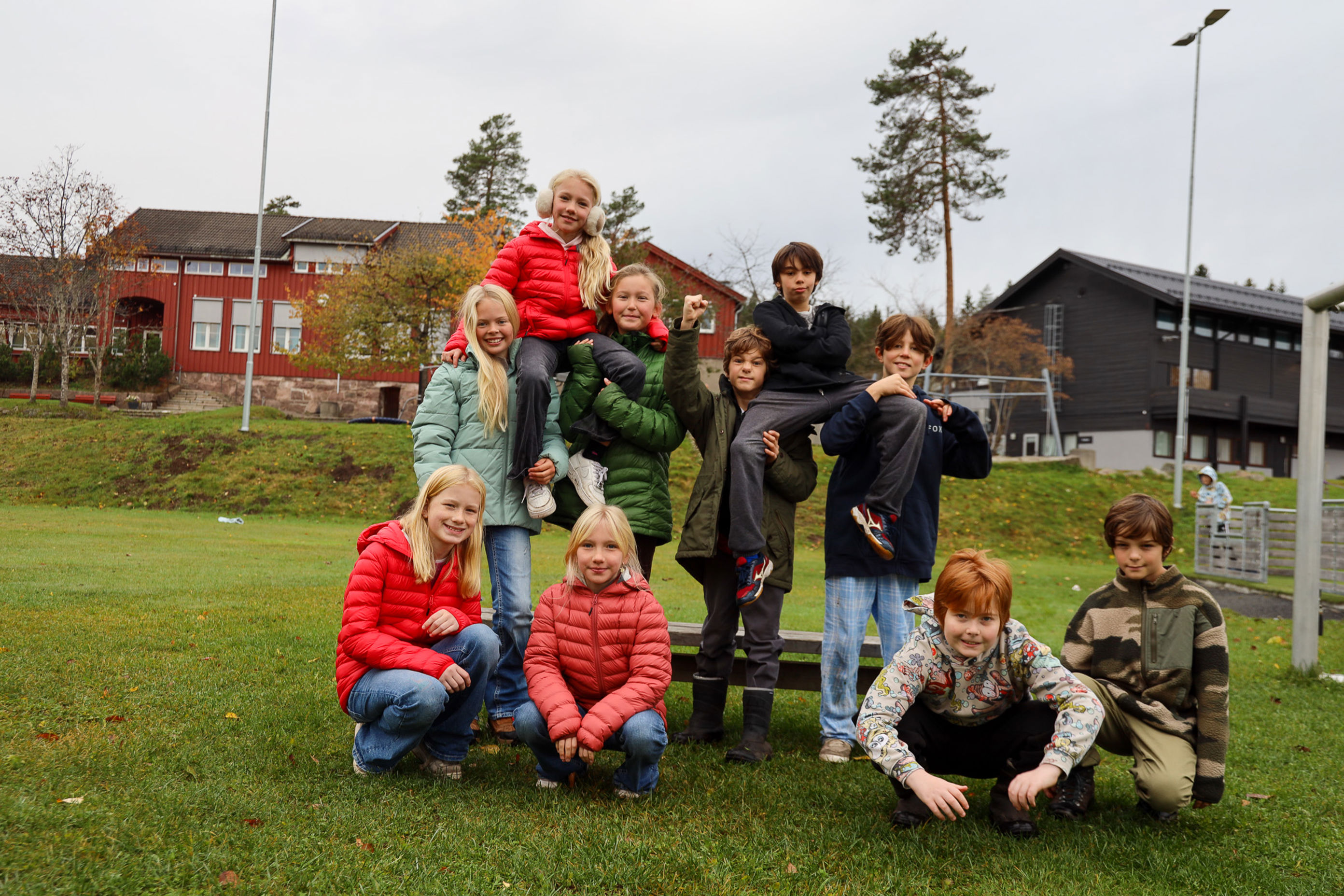 en gruppe mennesker som poserer for et bilde en gruppe mennesker som poserer for et bilde