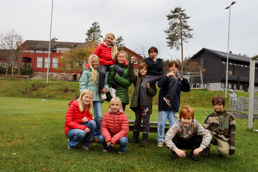 en gruppe mennesker som poserer for et bilde en gruppe mennesker som poserer for et bilde