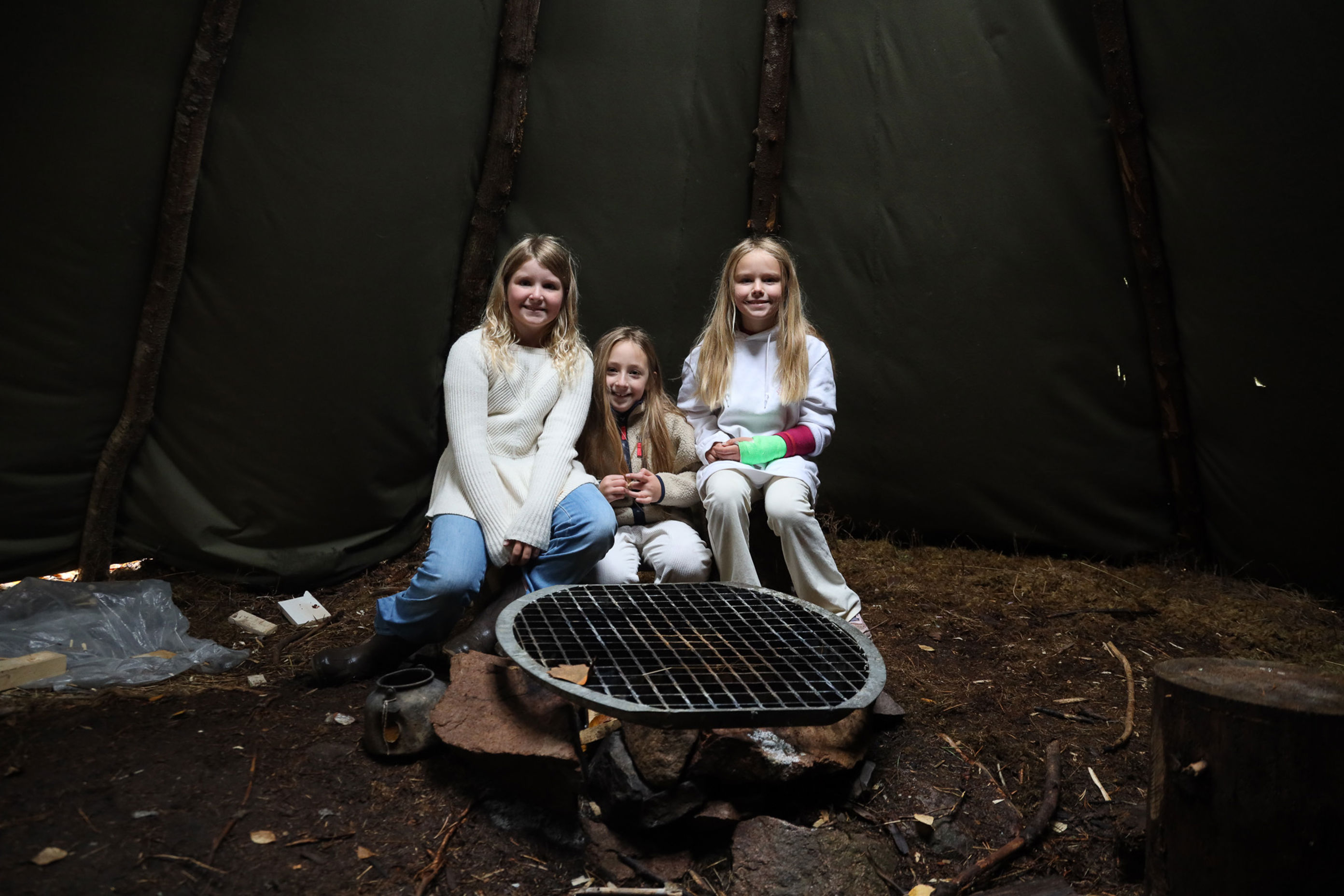en gruppe mennesker som sitter på en bålplass en gruppe mennesker som sitter på en bålplass